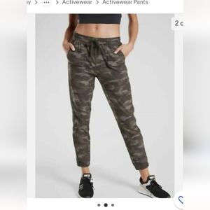 Camo Athleta Farallon Jogger, size 6